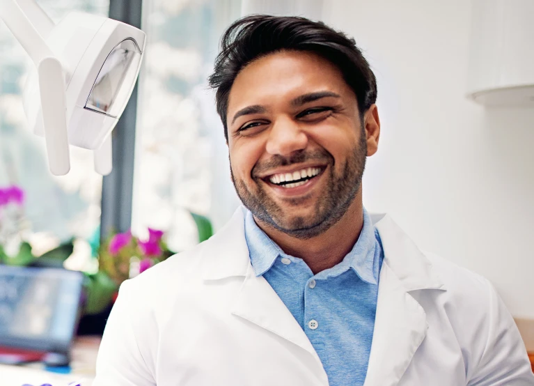 dentist-smiling-in-operatory-mobile-767x554.webp